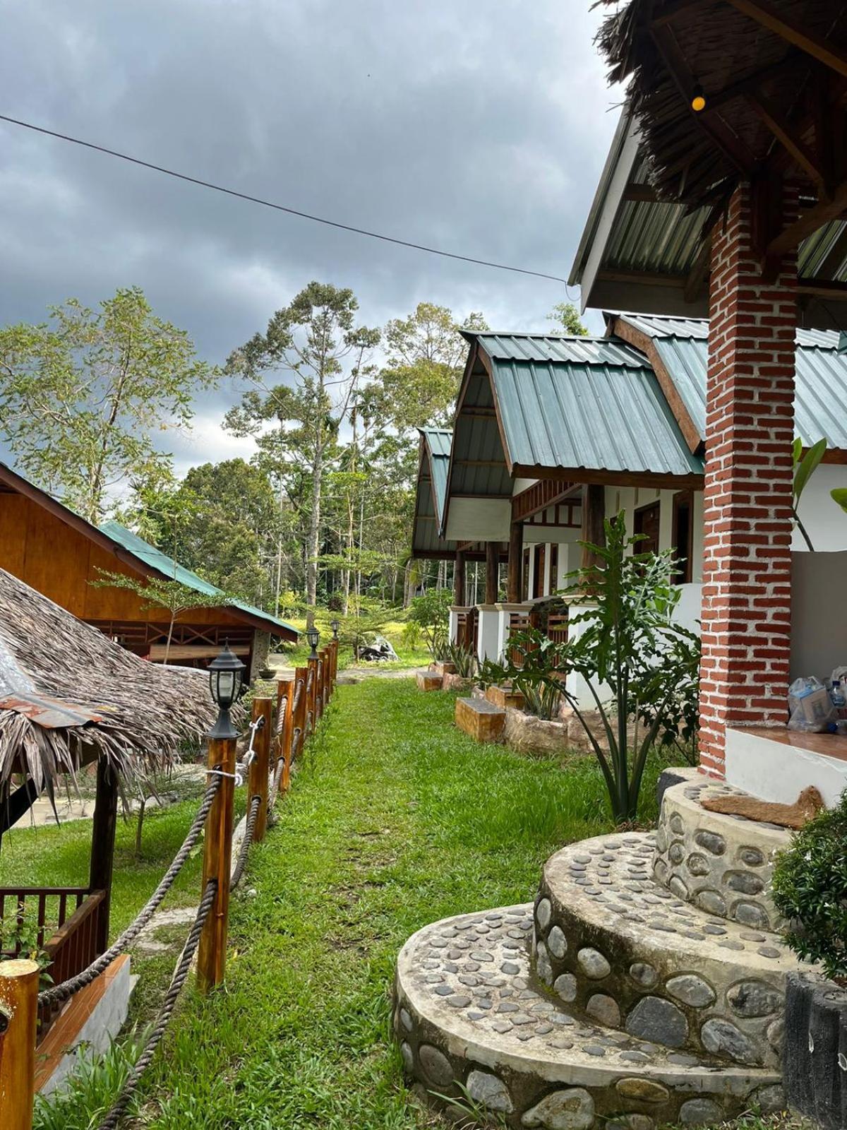 Asim Paris Guesthouse & Jungle Trekking Bukit Lawang Exteriör bild
